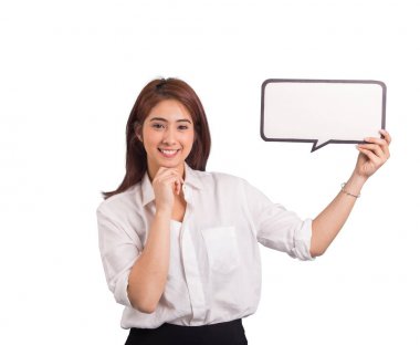 Beyaz arka plan üzerinde konuşmak kabarcık ile güzel Asyalı kadınlar