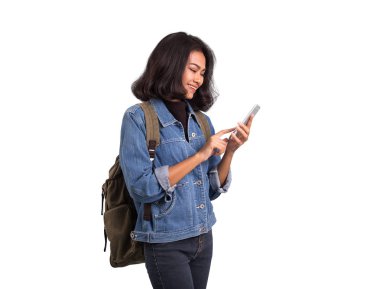 Beyaz arka plan üzerinde backpacking için cep telefonu ile Asyalı kadın