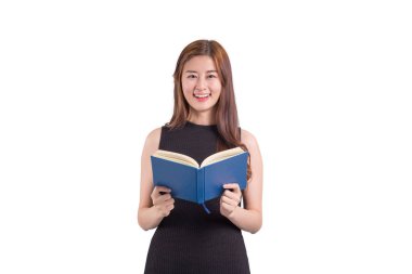 Beyaz zemin üzerine mavi kitap ile güzel kadın