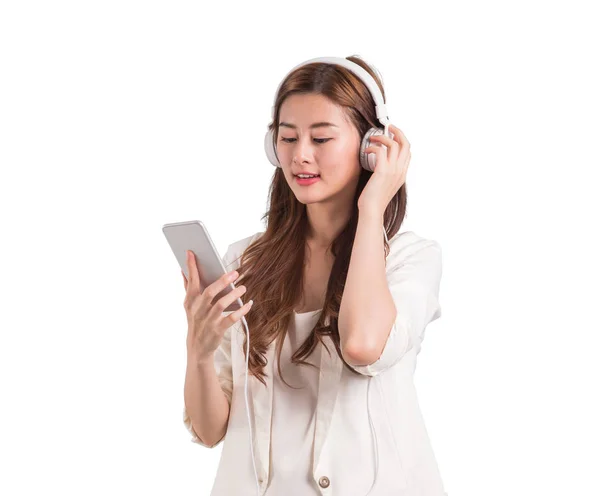 Femme asiatique avec casque et téléphone portable sur fond blanc — Photo