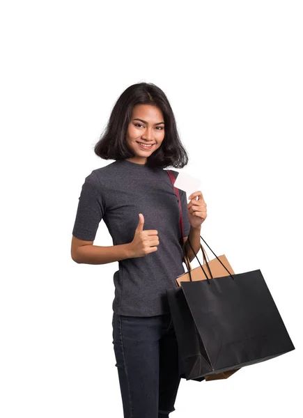 Όμορφη γυναίκα με κάρτα σε σβούρισμα φόντο και τσάντες για ψώνια — Φωτογραφία Αρχείου