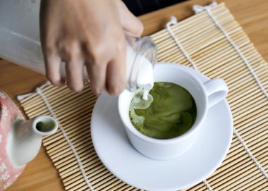 Ahşap masa Matcha çay