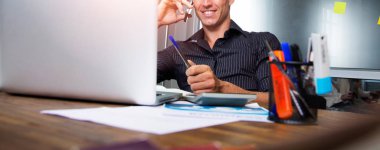 İş adamları smatphone ve bilgisayar dizüstü bilgisayar kullanmak.