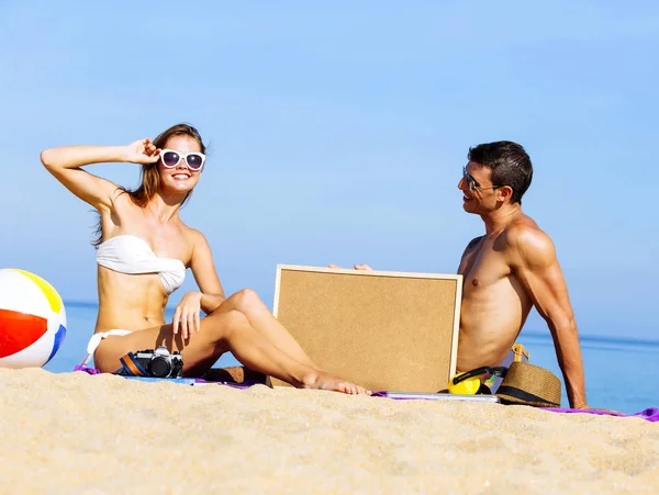 Sympatyczna para sobie okulary przeciwsłoneczne na plaży w lecie — Zdjęcie stockowe