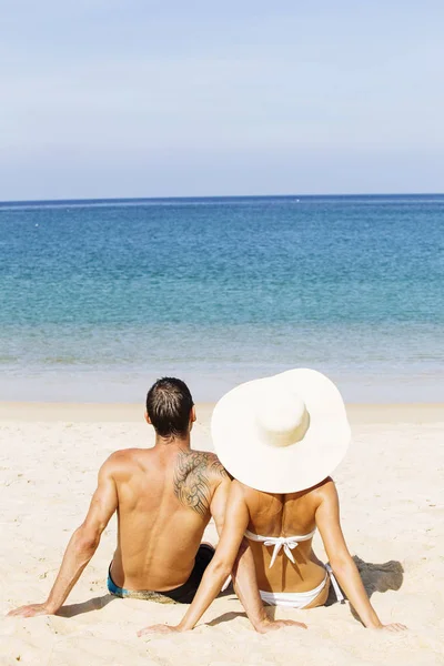 Пара загорающих вместе на пляже летом — стоковое фото