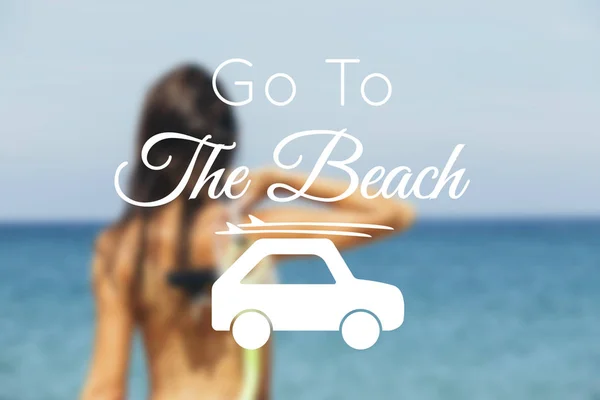 Przejdź do słowa plaży z ikona samochodu na rozmycie tła sexy kobieta — Zdjęcie stockowe