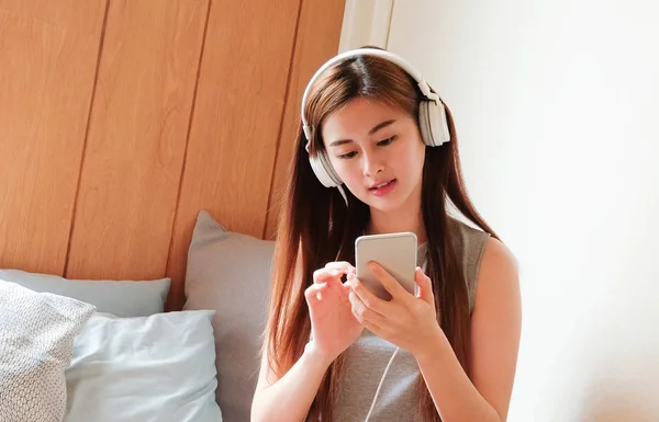 Asiatique belle et mignonne femme avec téléphone portable et casque l — Photo