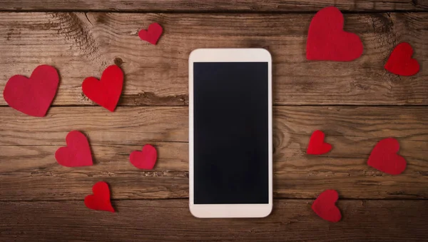 Telefono cellulare con cuori carta da parati romantica — Foto Stock