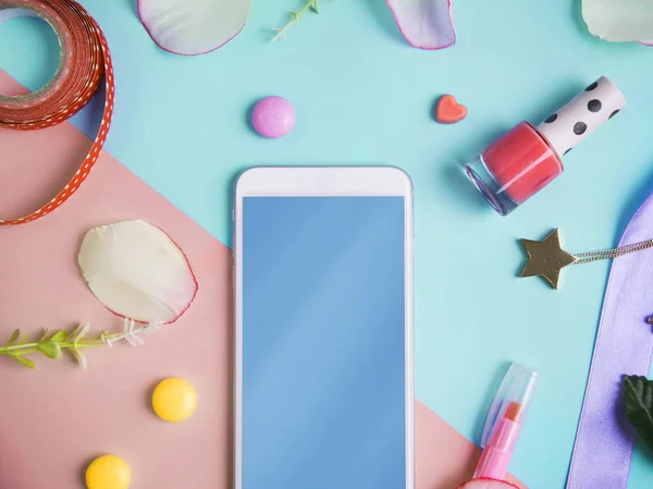 Dispozitiv telefon mobil cu obiecte de decor colorate — Fotografie, imagine de stoc