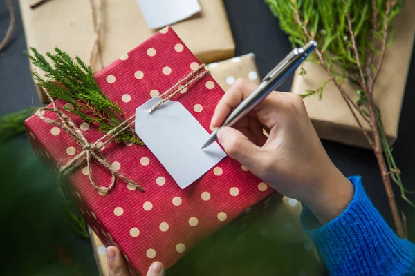 Escreva saudações de Natal em um cartão e dando presente para festi — Fotografia de Stock