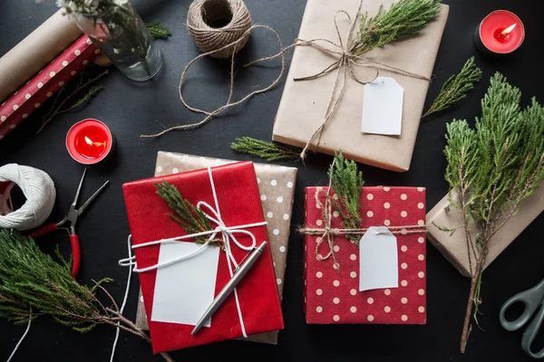 Un regalo de Navidad con tarjeta de felicitación en la mesa —  Fotos de Stock