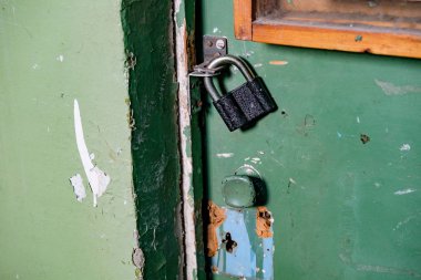 Eski bir kapıya asma kilit