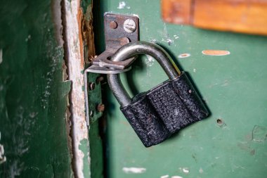 Eski bir kapıya asma kilit