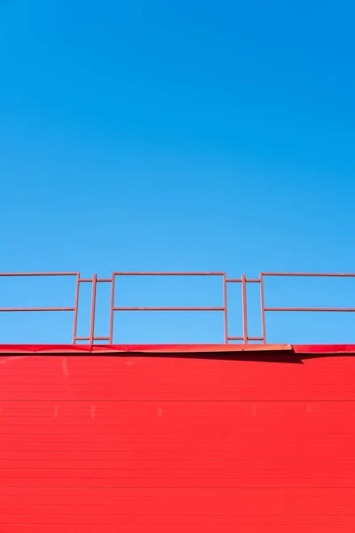 Revestimiento rojo contra el cielo azul — Foto de Stock