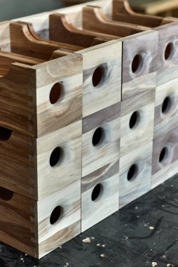 Bir delik ile ahşap kutular