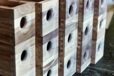 Bir delik ile ahşap kutular