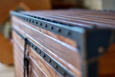 Sağlam meşe ağacı göğsü. Asansör gaz yayı olan tahta bir sandık. Yakın plan.