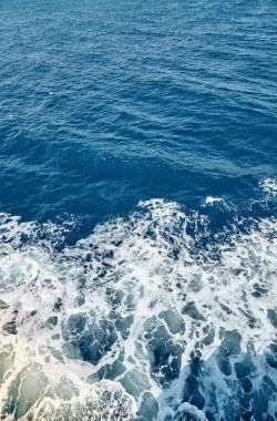 Deniz köpüğü ve sığ dalgalanmalar