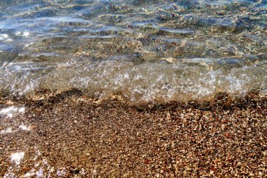 Şeffaf dalga üzerinde küçük çakıl