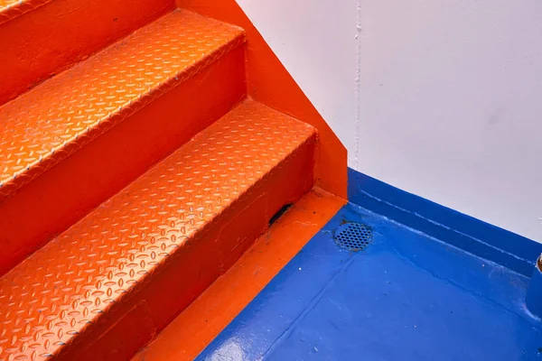 Gemide turuncu merdiven