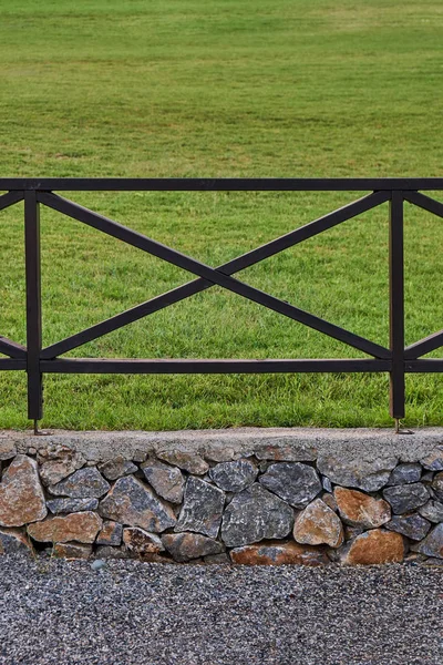 草の上の木製の柵 — ストック写真