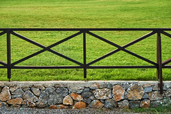 Houten hek op het gras — Stockfoto