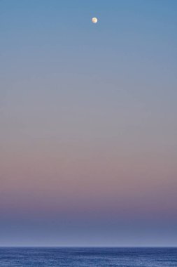 Akşam deniz moon