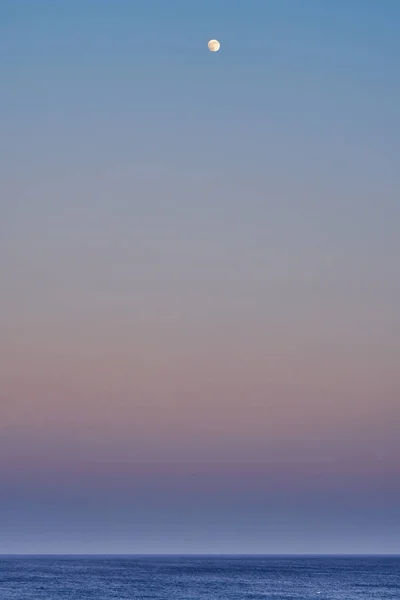 Luna Sobre Mar Tarde — Foto de Stock