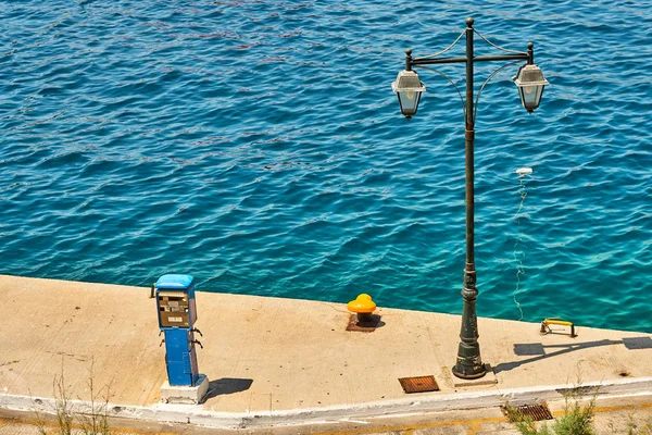 Deniz iskelede sokak lambası