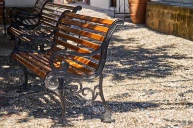 Banklar gölgeli bir yerde