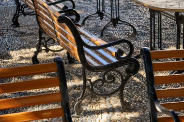 Banklar gölgeli bir yerde