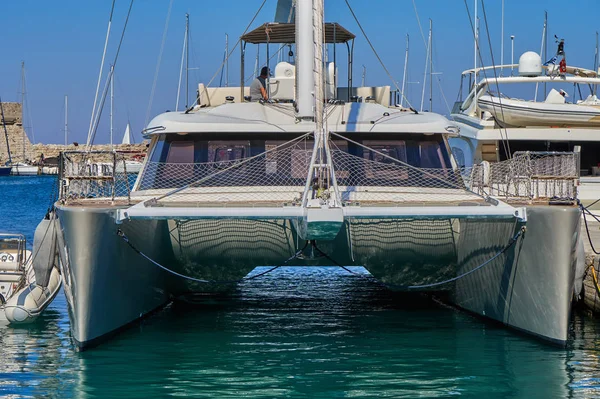 Jacht katamaran na molo — Zdjęcie stockowe