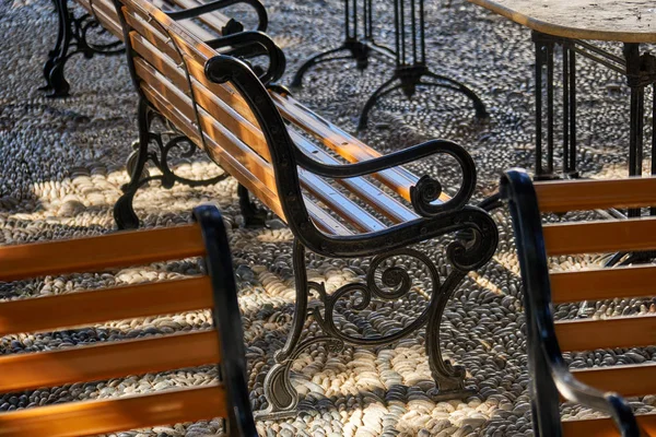 Banklar gölgeli bir yerde