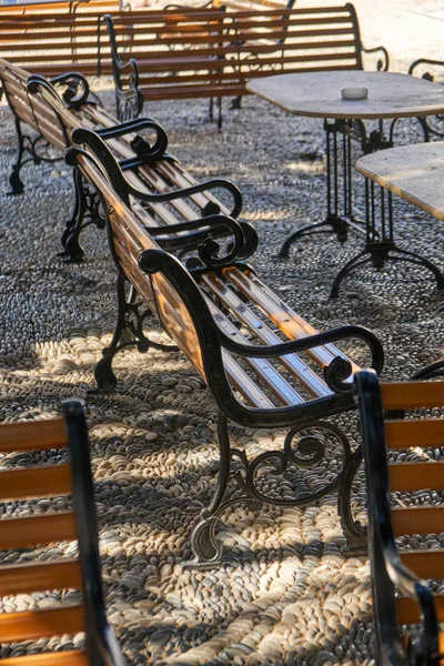 Banklar gölgeli bir yerde