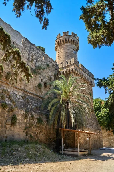Walls of the old fortress of Rhodes — Stock Photo, Image