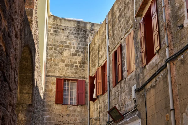 Alte Fenster mit Rollläden — Stockfoto