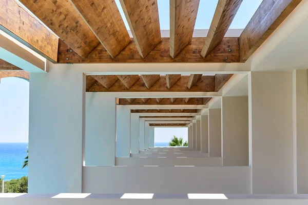 Corredor contemporáneo de la terraza del complejo tropical bajo vigas de madera —  Fotos de Stock