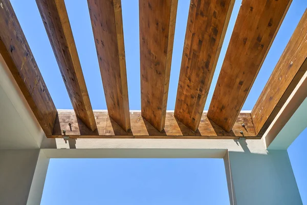 Terraza contemporánea del complejo tropical bajo vigas de madera — Foto de Stock