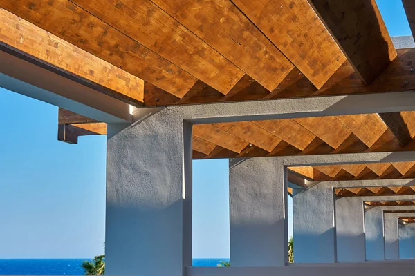 Tropikal resort Teras şafakta Ahşap Kirişler altında çağdaş koridor