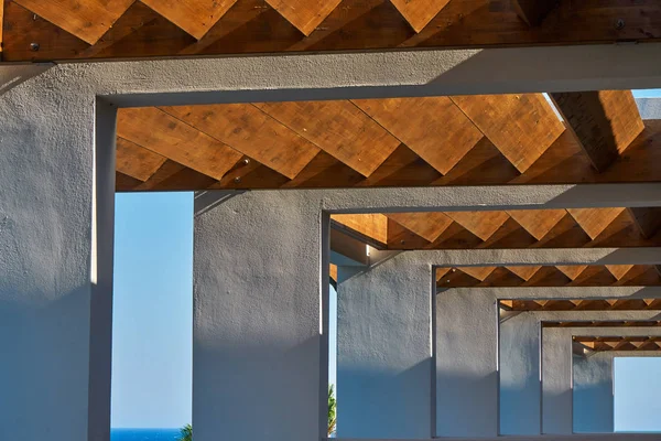 Современный коридор тропической курортной террасы под деревянными балками на рассвете — стоковое фото