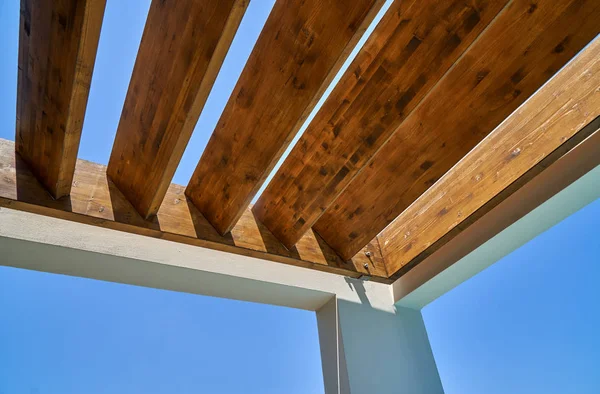 Moderne tropische resort terras onder houten balken — Stockfoto