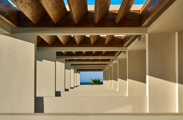 Corredor contemporáneo de la terraza del complejo tropical bajo vigas de madera — Foto de Stock