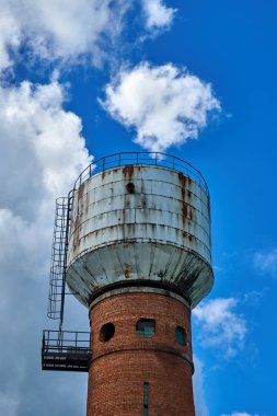 Tuğla su kulesi ile yuvarlak pencere eşiği