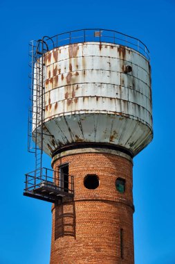 Tuğla su kulesi ile yuvarlak pencere eşiği
