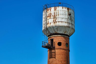 Tuğla su kulesi ile yuvarlak pencere eşiği