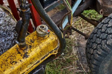 Bir köy traktör inşaatı