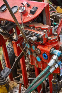 Köyde ev yapımı tekerlekli traktör