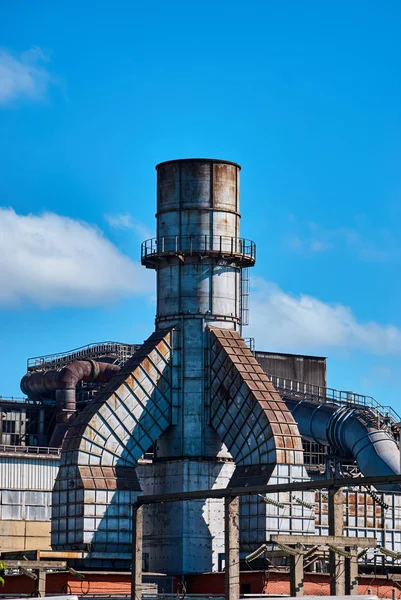 Planta metalúrgica contra o céu azul — Fotografia de Stock