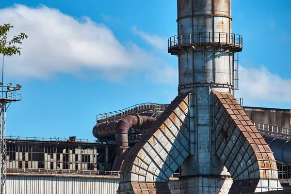 Metallurgische fabriek tegen de blauwe hemel — Stockfoto