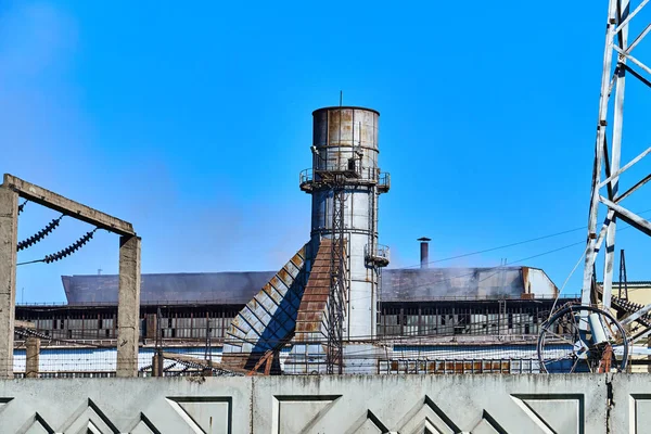 Металлургический завод против голубого неба — стоковое фото